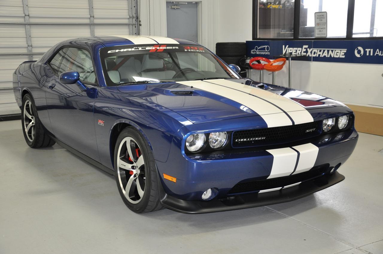 Додж челленджер бу. Додж Челленджер 2011. Dodge Challenger srt8. Dodge Challenger 392. Dodge Challenger srt8 392.