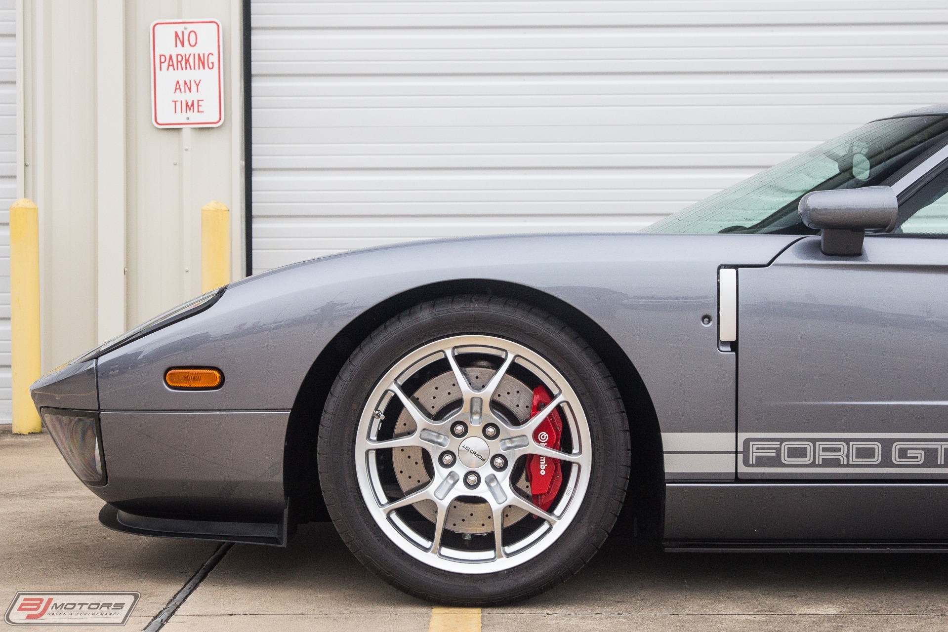 Used-2006-Ford-GT-in-Tungsten-with-Silver-Stripes-Red-Calipers-3-Option-Ford-GT