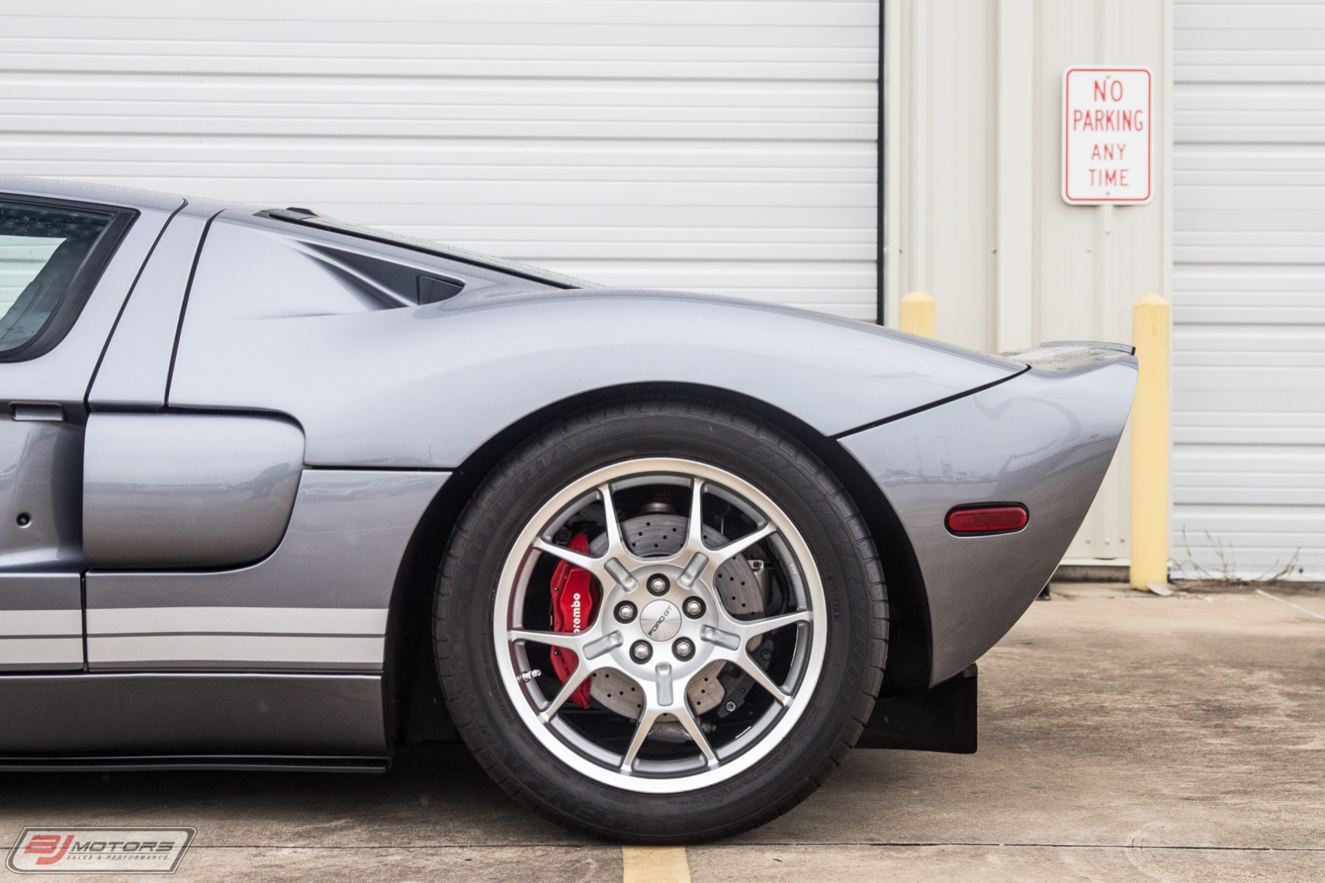 Used-2006-Ford-GT-in-Tungsten-with-Silver-Stripes-Red-Calipers-3-Option-Ford-GT