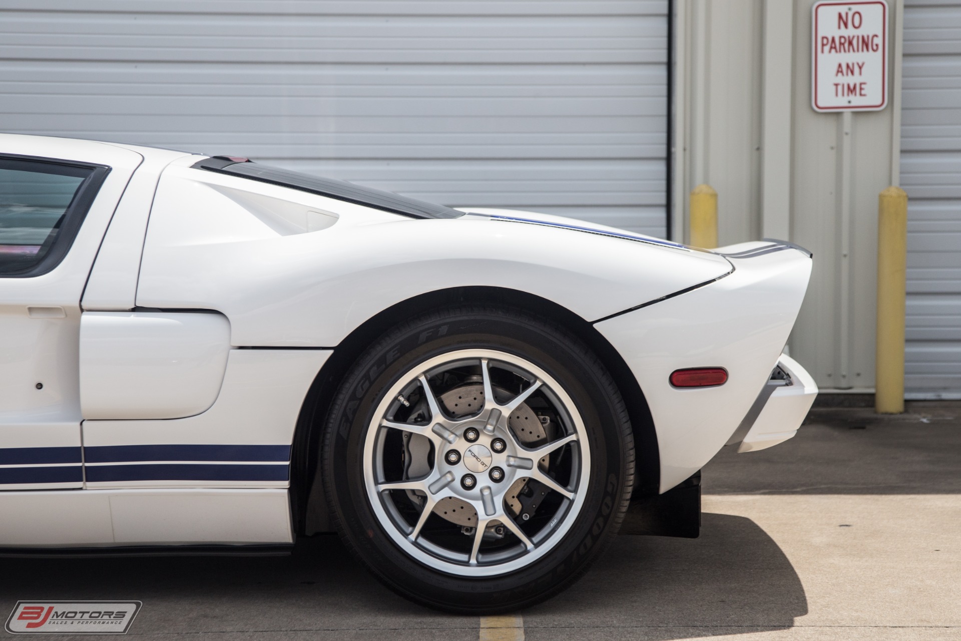 Used-2005-Ford-GT