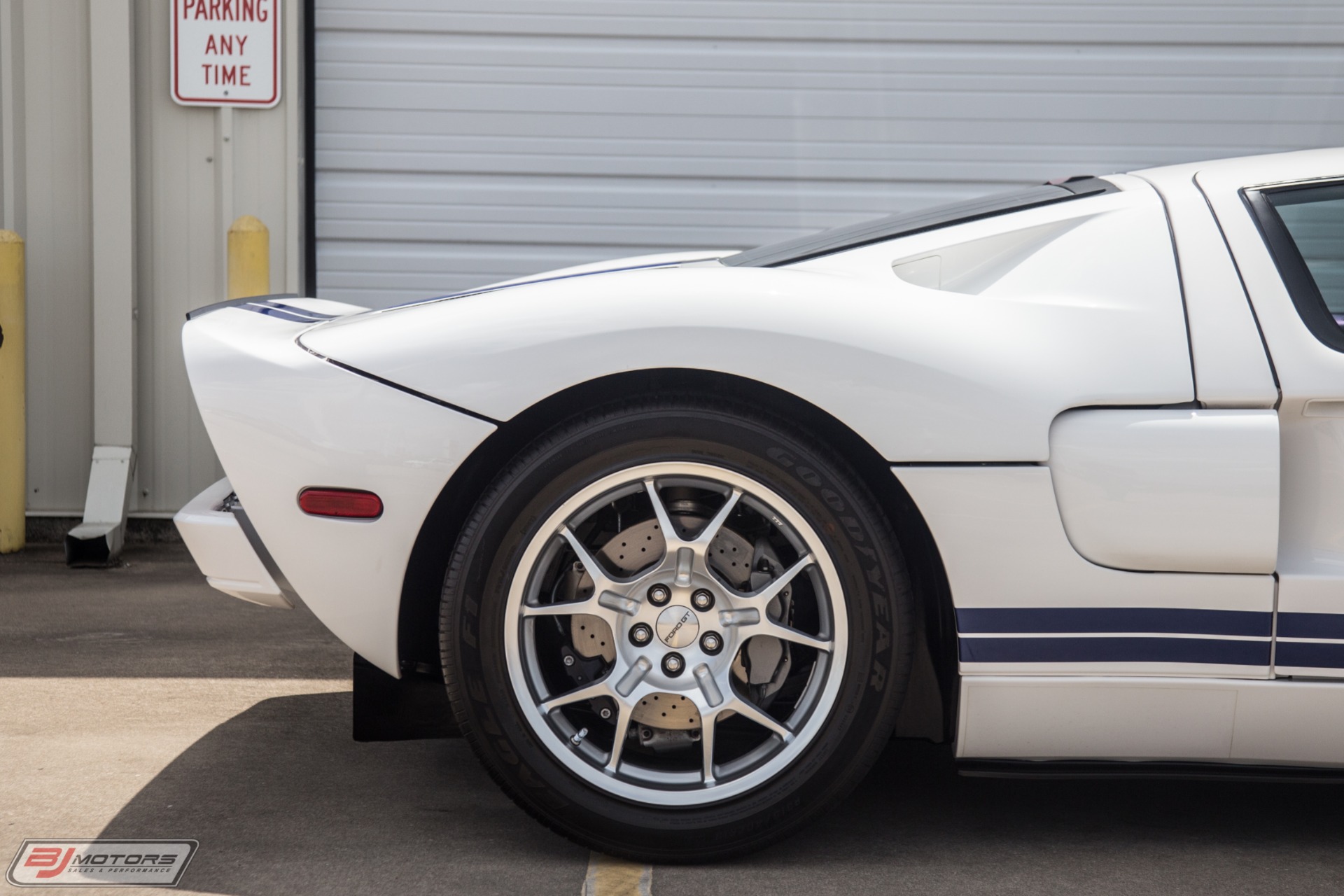 Used-2005-Ford-GT