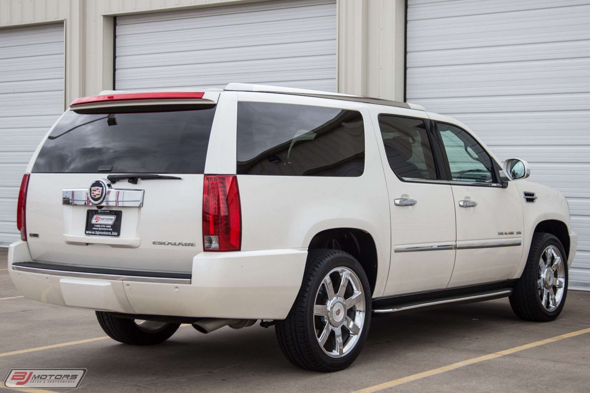 Used-2012-Cadillac-Escalade-ESV-Luxury