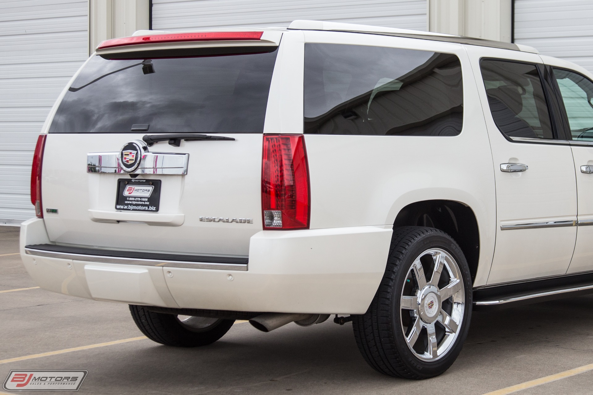 Used-2012-Cadillac-Escalade-ESV-Luxury