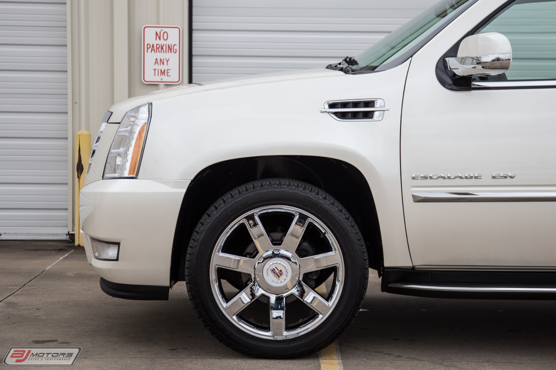 Used-2012-Cadillac-Escalade-ESV-Luxury