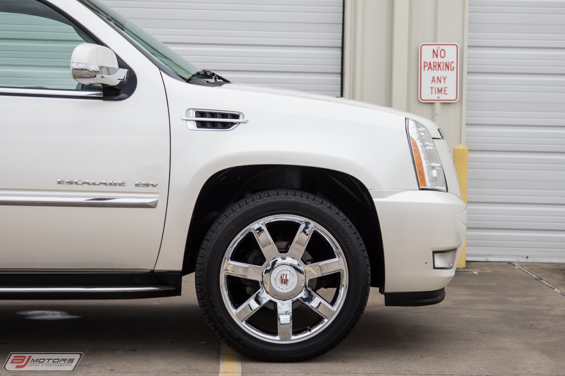 Used-2012-Cadillac-Escalade-ESV-Luxury