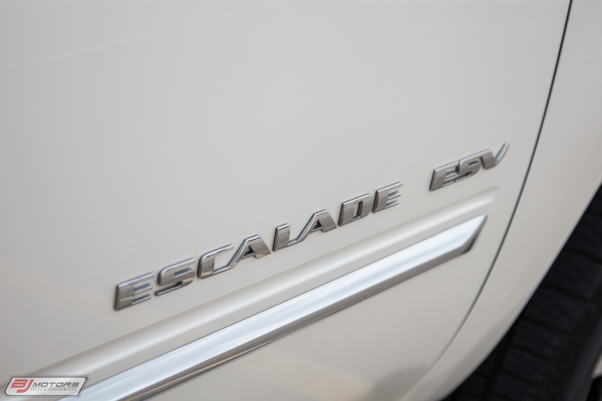 Used-2012-Cadillac-Escalade-ESV-Luxury