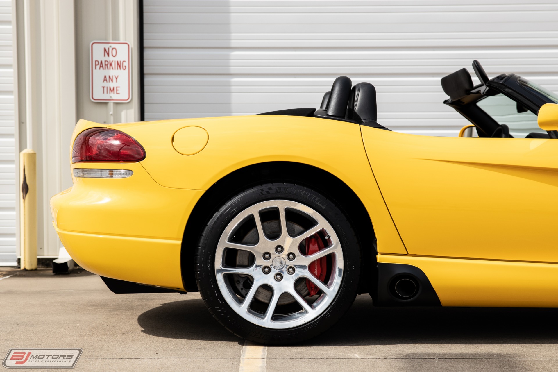 Used-2005-Dodge-Viper-SRT-10