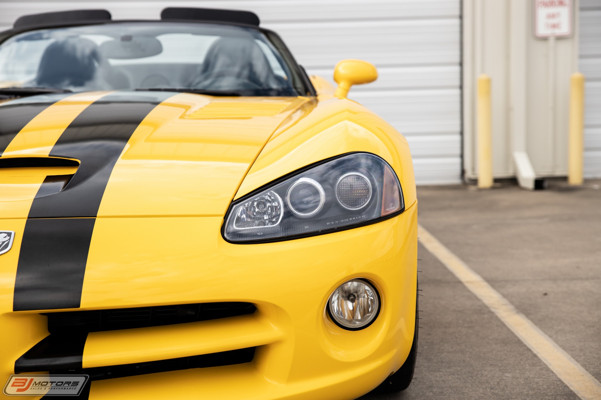 Used-2005-Dodge-Viper-SRT-10