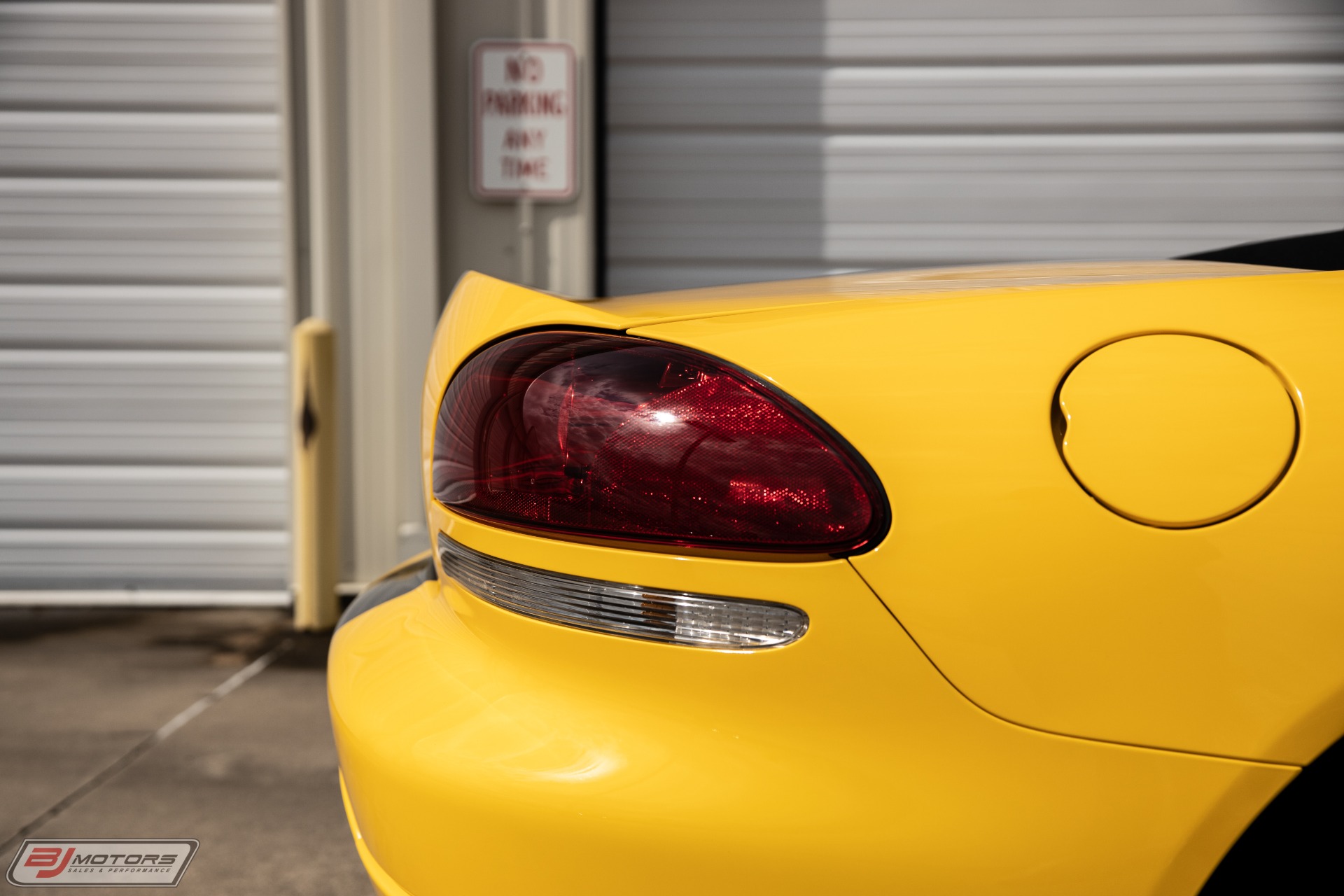 Used-2005-Dodge-Viper-SRT-10