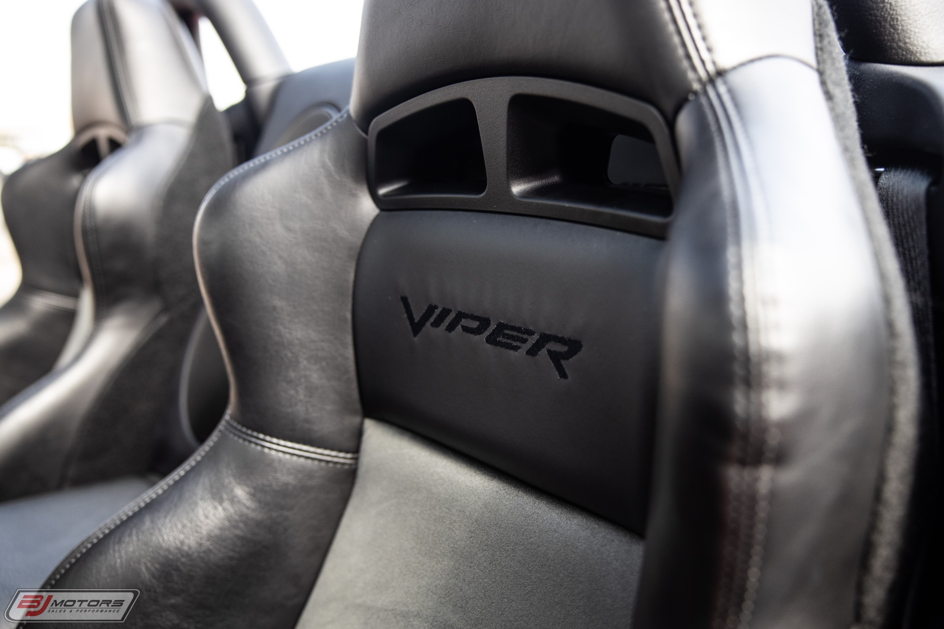 Used-2004-Dodge-Viper-SRT-10