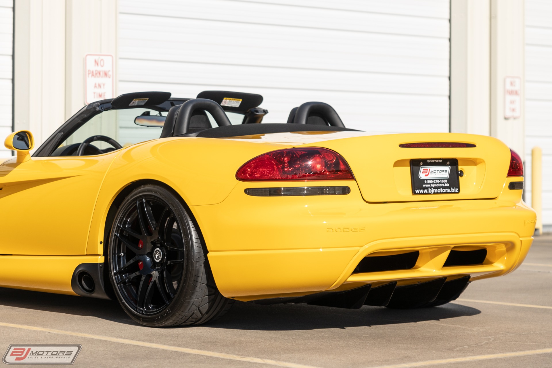 Used-2005-Dodge-Viper-SRT-10