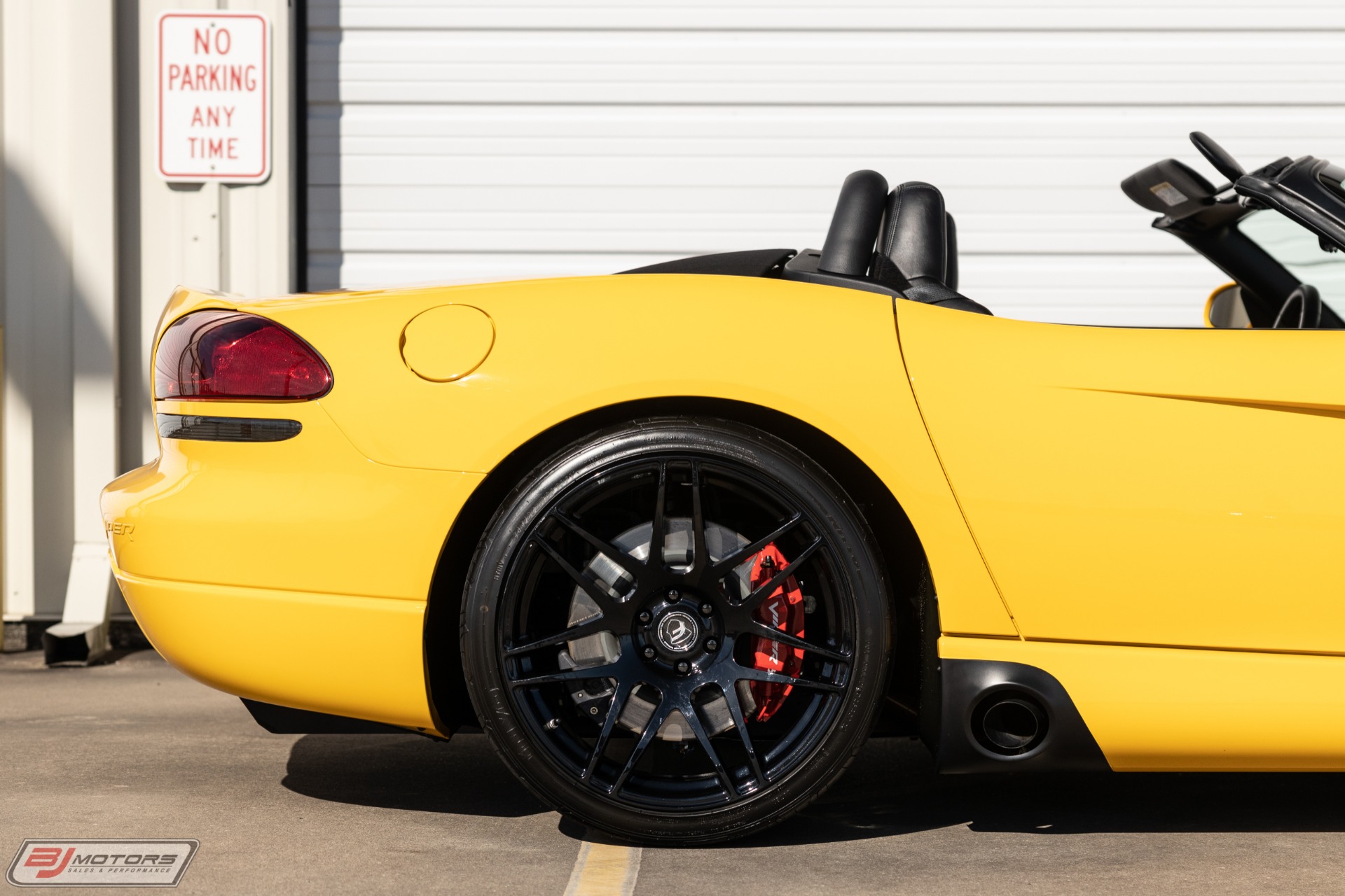 Used-2005-Dodge-Viper-SRT-10