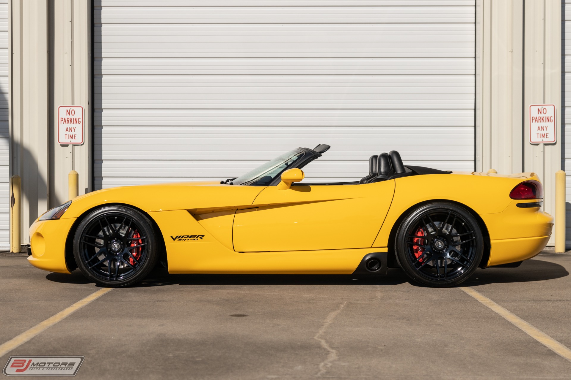 Used-2005-Dodge-Viper-SRT-10