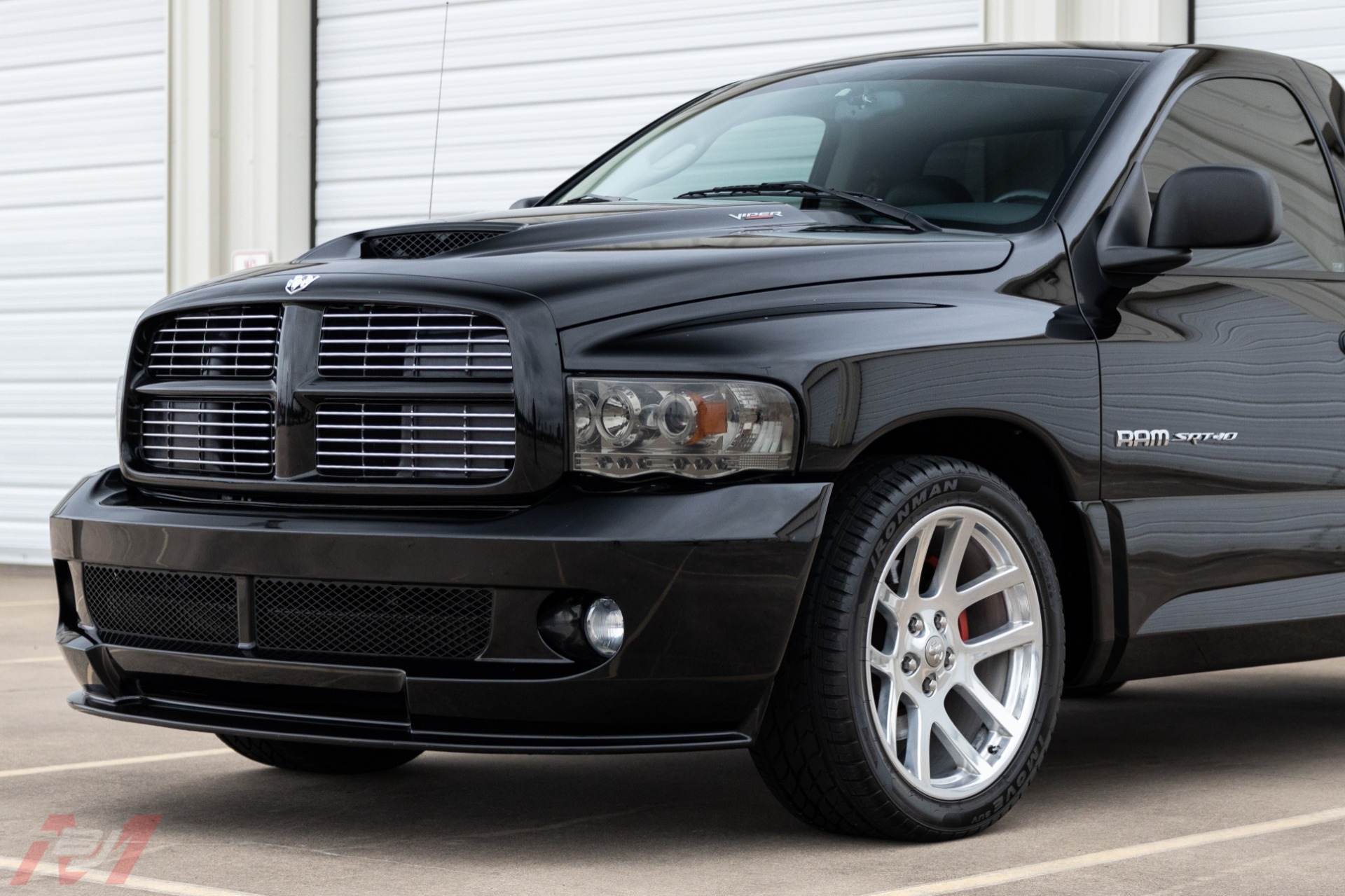 Used-2004-Dodge-Ram-1500-SRT-10